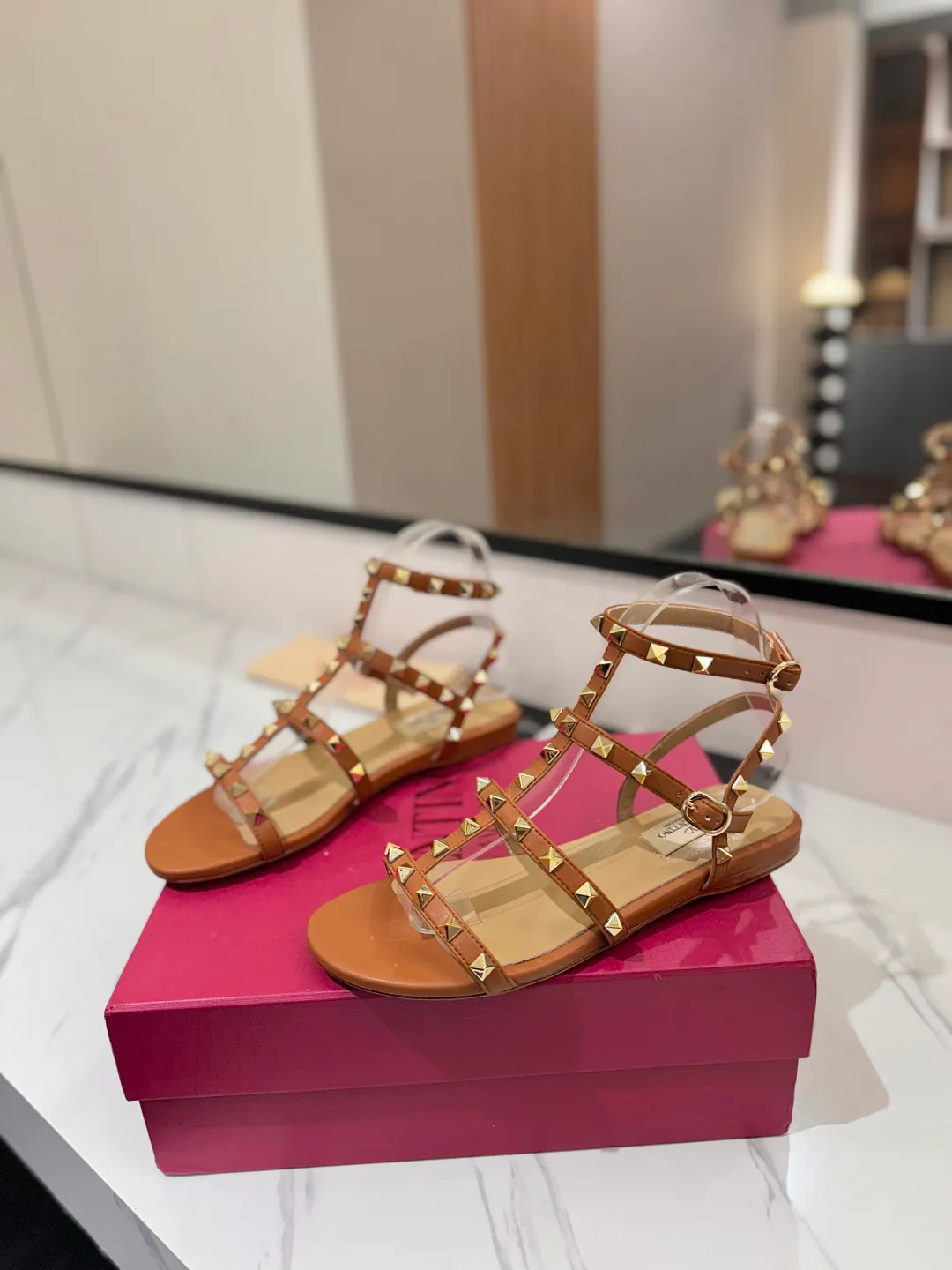 👟👟Ex-factory price 520👟👟 Valentino/Valentino rivet VT classic ankle-wrap rivet sandals, timeless 🆕 deeply rooted in people's hearts❤️A must-have item that never goes out of style🫰top replica! The side curves are perfect, the original molded custom-made rust-free rivets, and the textured hardware bring out a full sense of high-end, giving you a genuine foot feel! The first choice for high-end customers❤️ [Material] Upper: Original imported customized cowhide Inner lining: Original imported goatskin Outsole: Imported pearlescent leather outsole Code number: 35-39 [34, 40, 41, 42 are custom-made and cannot be returned or exchanged]